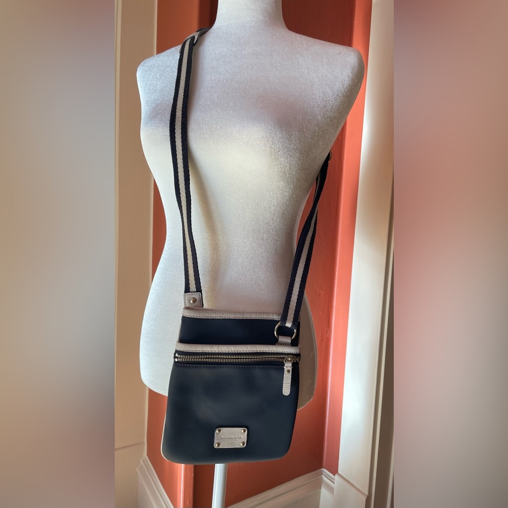 Pre-owned Michael Kors small crossbody bag.